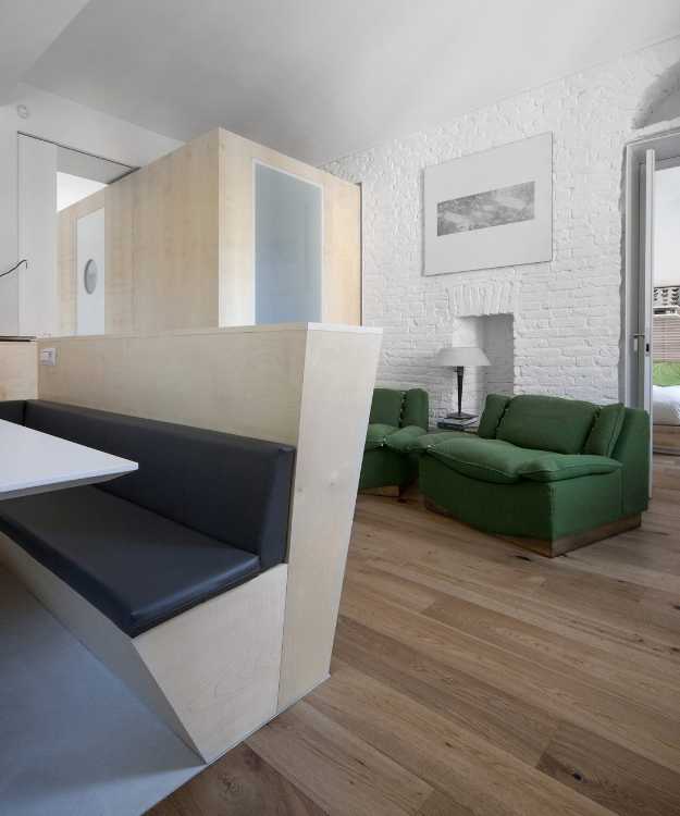 Interno appartamento divano verde