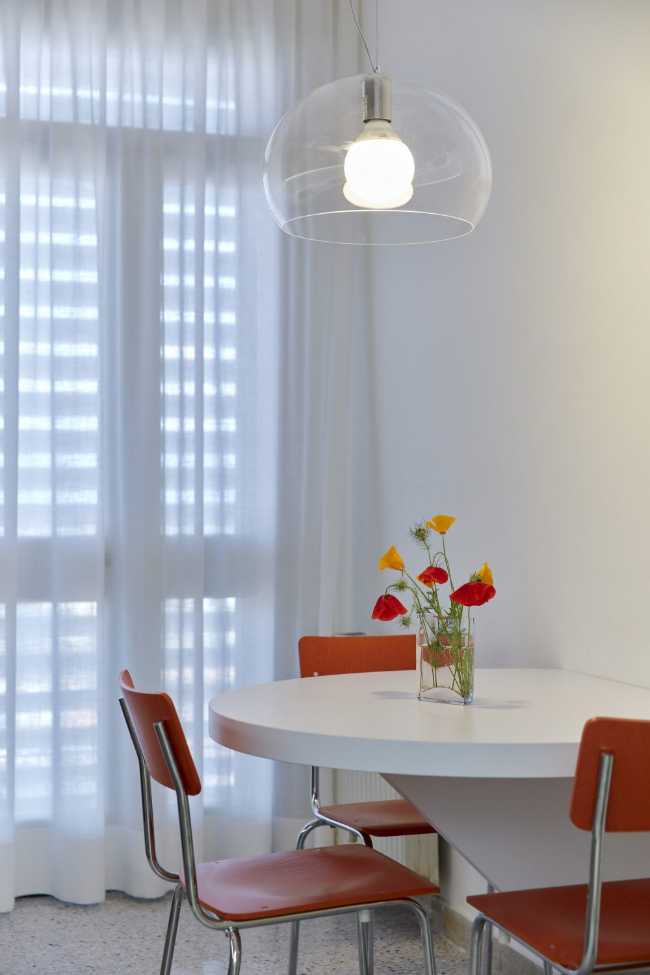 Tavolo bianco con sedie rosse