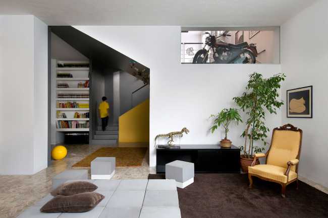 Interno appartamento con tocchi di giallo