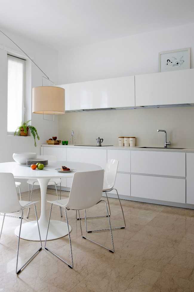 Interno appartamento con cucina bianca