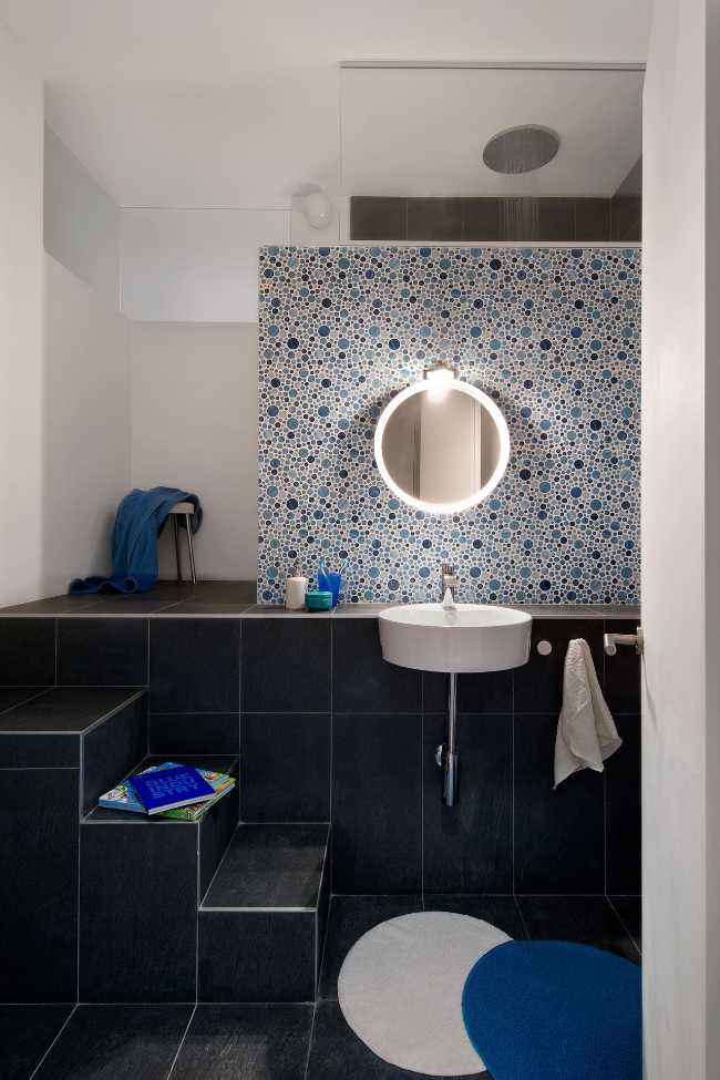 Interno sala da bagno nera