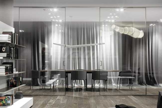 Porta scorrevole in vetro e alluminio