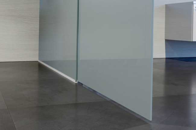 Dettaglio porta scorrevole con vetro opaco