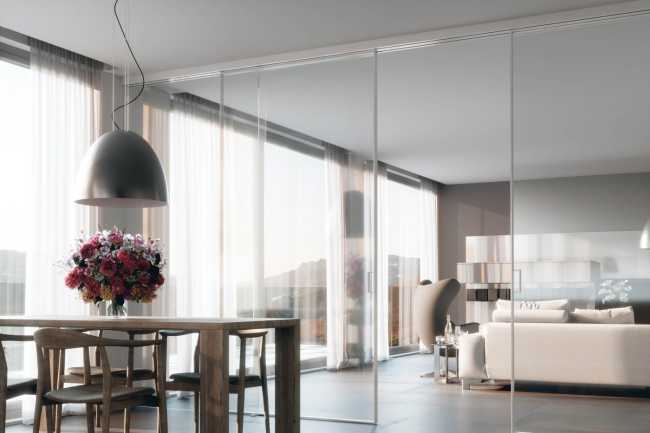 Porta in vetro trasparente tra cucina e soggiorno