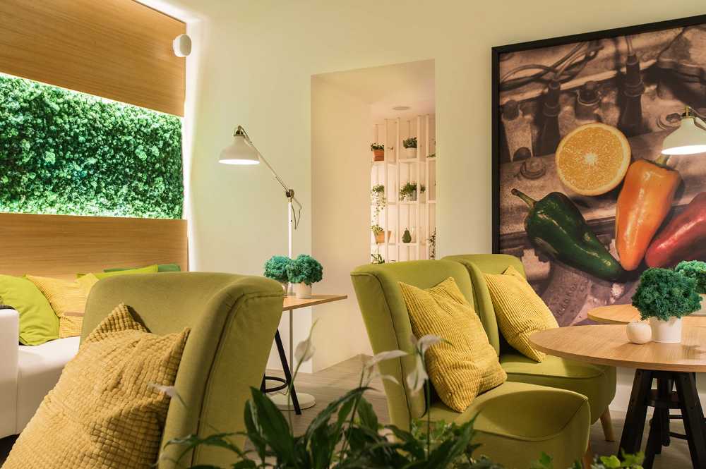 Interno ristorante con sedie verdi