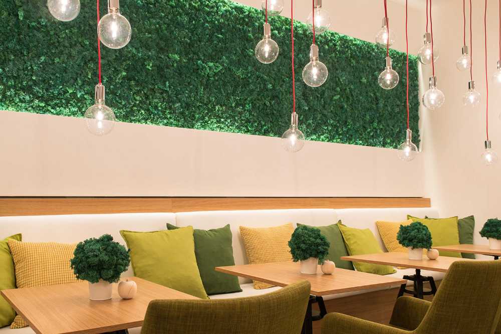 Interno ristorante con sedie verdi