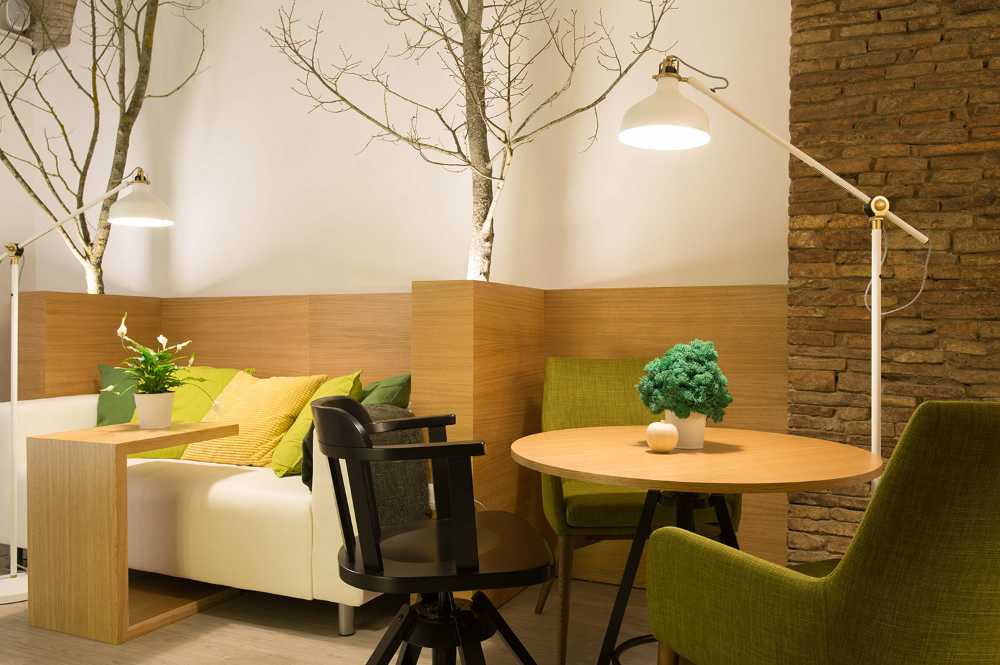 Interno ristorante con sedie verdi