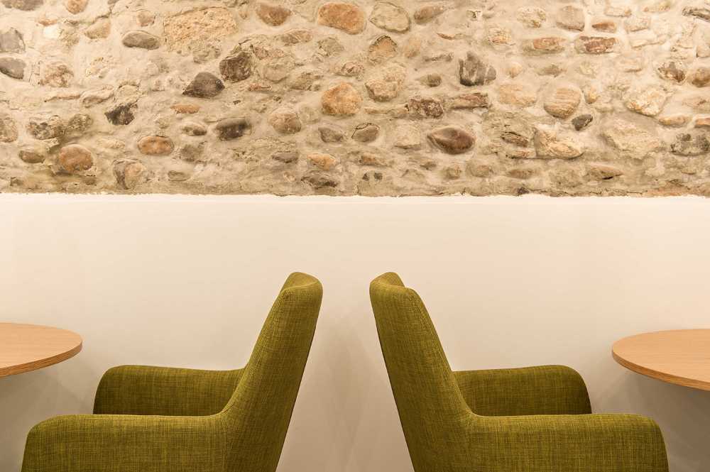 Interno ristorante con sedie verdi