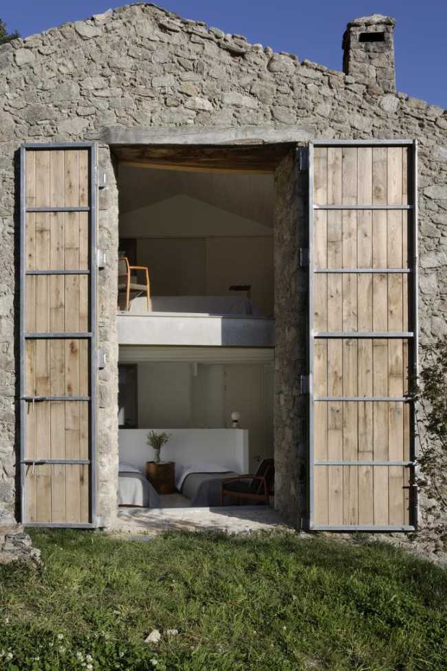 Facciata in pietra e legno