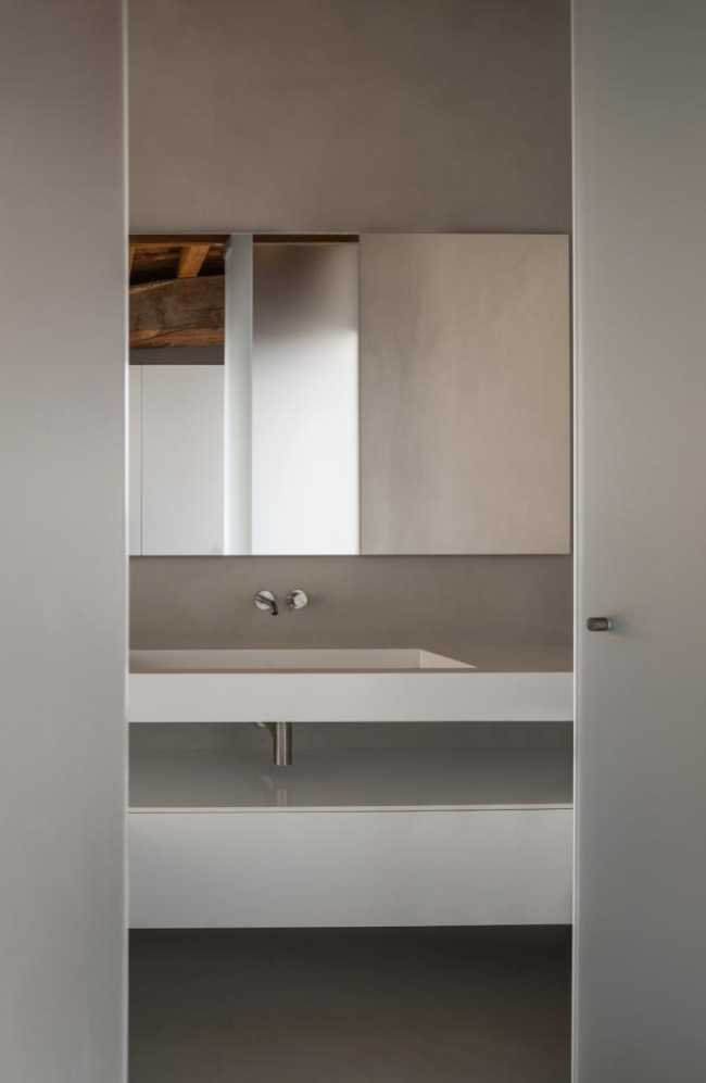 Sala da bagno con specchio
