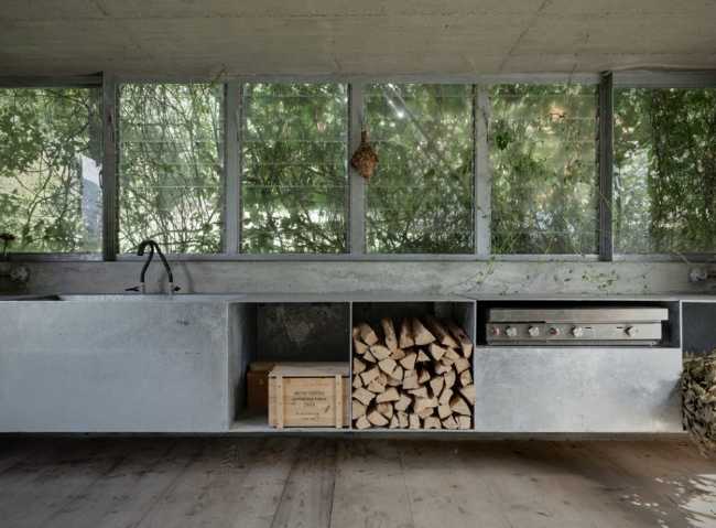 Interior di un padiglione con cucina ricoperto da verde