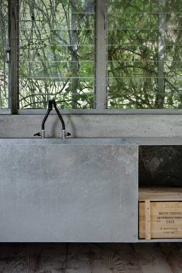 Cucina e finestra affacciata sulla natura