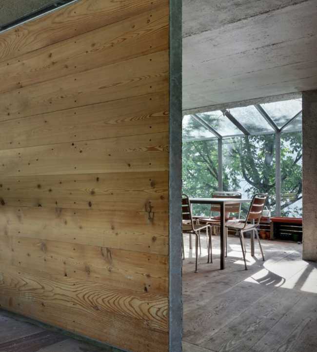 Dettaglio porta in legno di un padiglione