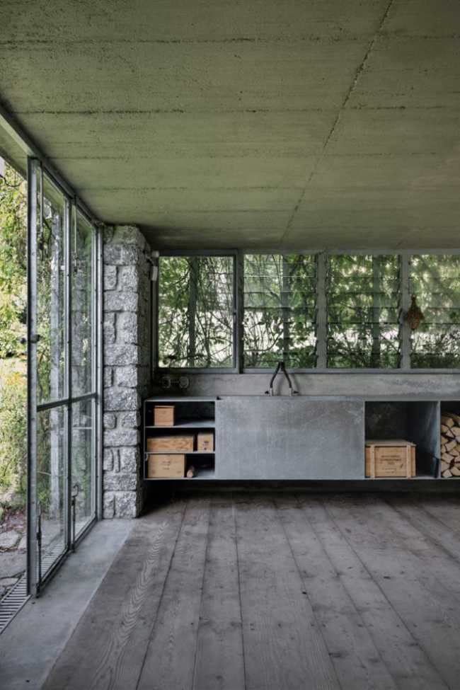 Volume verde ricoperto da vetrate e dal verde