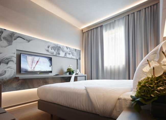 Camera da letto con televisione e parete dipinta