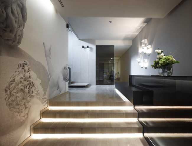 Scale interne hotel di lusso illuminate