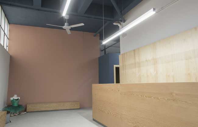 Arredi in legno e pavimentazione cementizia