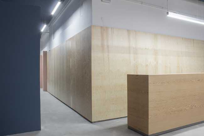 Arredi in legno e pavimentazione cementizia