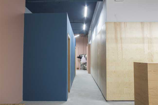 Arredi in legno e pavimentazione cementizia