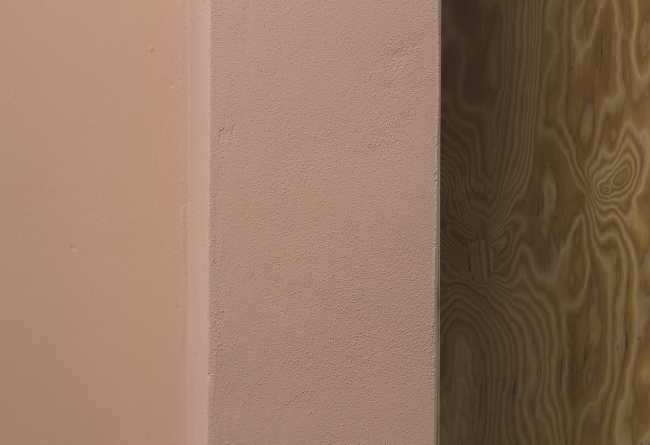 Dettaglio legno e parete in intonaco