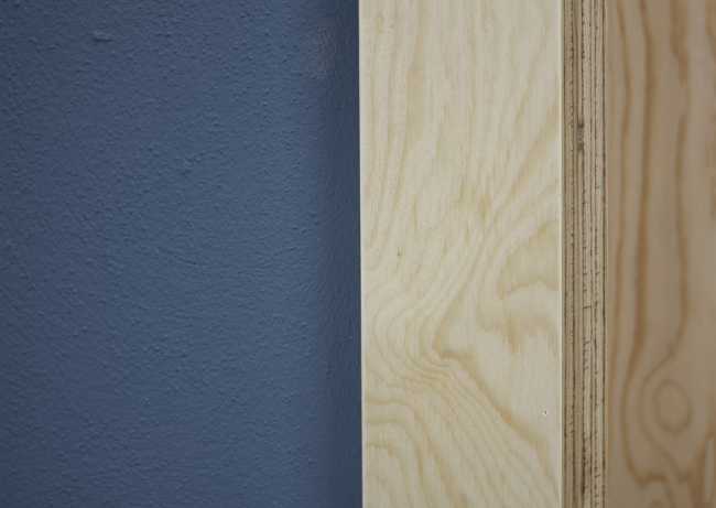 Dettaglio legno e parete in intonaco