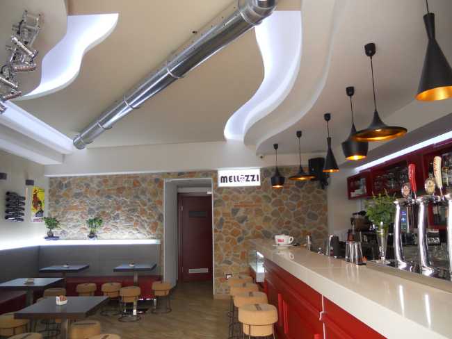 Bar con soffitto organico e illuminazione