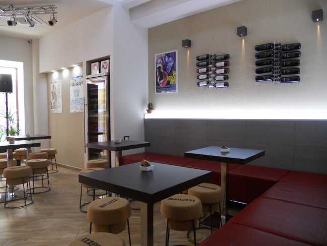 Bar dalle linee classiche e illuminazione a parete