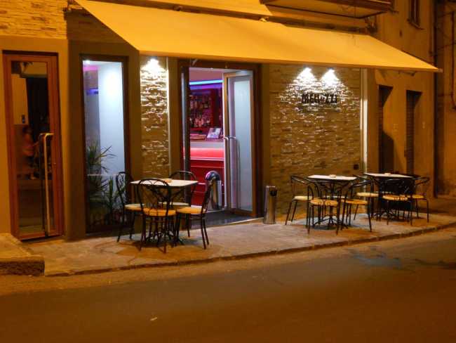 Bar con tavoli esterni