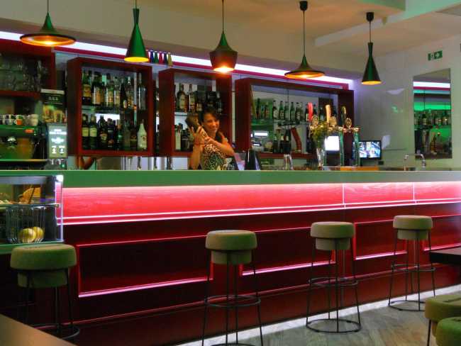 Bar con illuminazione cromatica