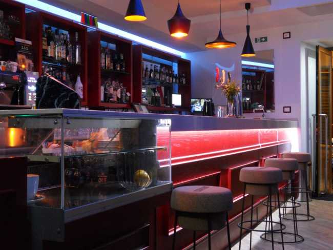 Bar con illuminazione cromatica
