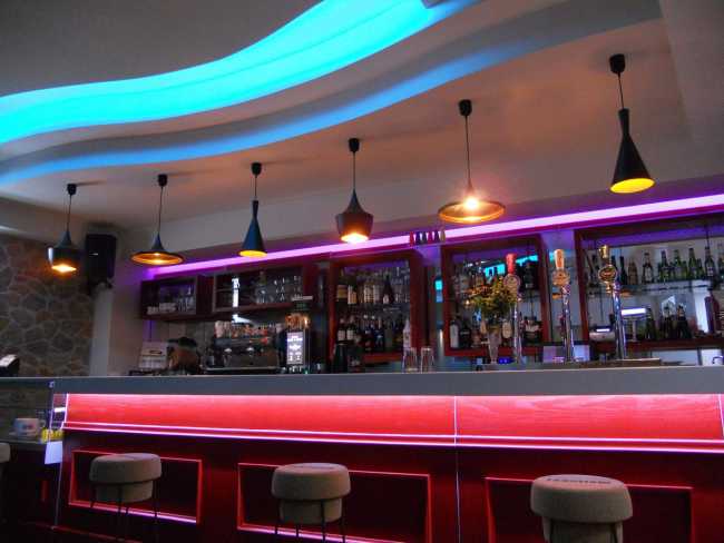 Bar con illuminazione cromatica