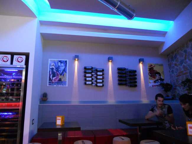 Bar con illuminazione cromatica