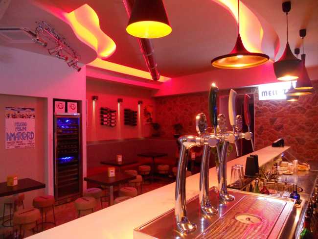 Bar con illuminazione cromatica sul rosso