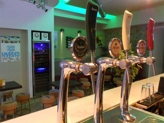 Bar con illuminazione cromatica sul verde