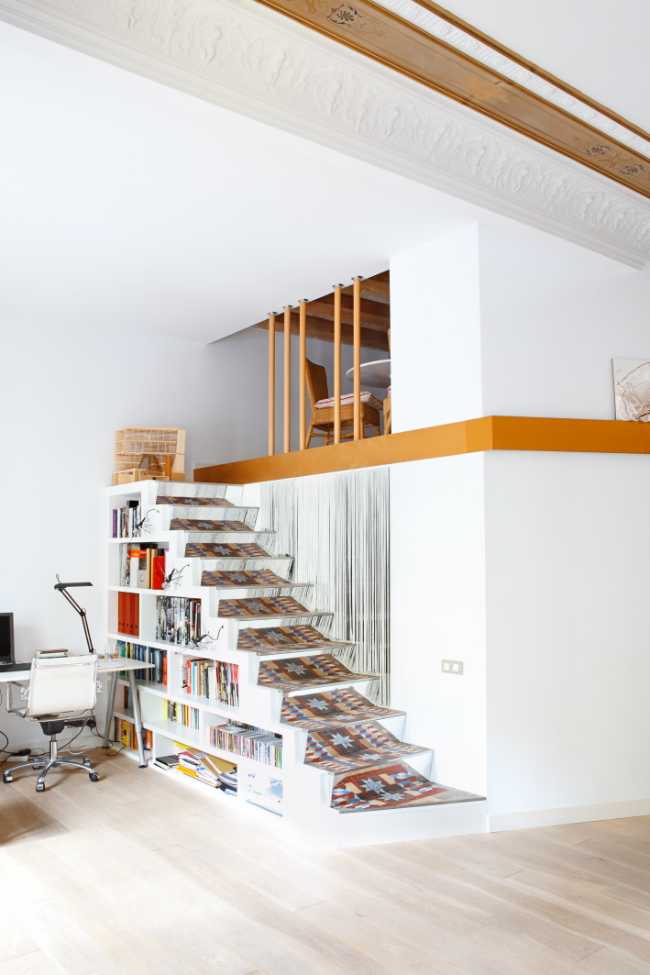 Stair body and bookcase