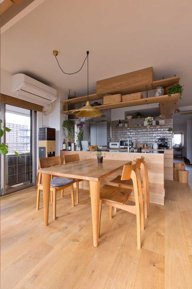 Tavolo e sedie in legno