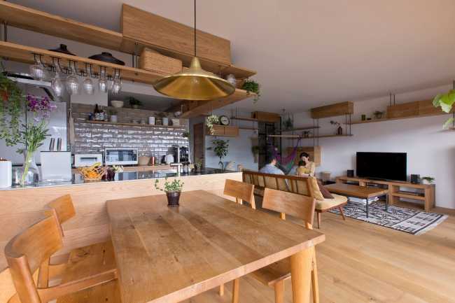 Cucina e salotto open space in legno