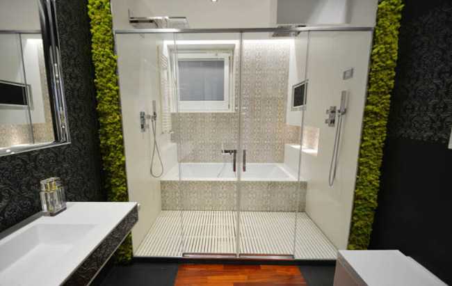 Sala da bagno con box doccia e vasca