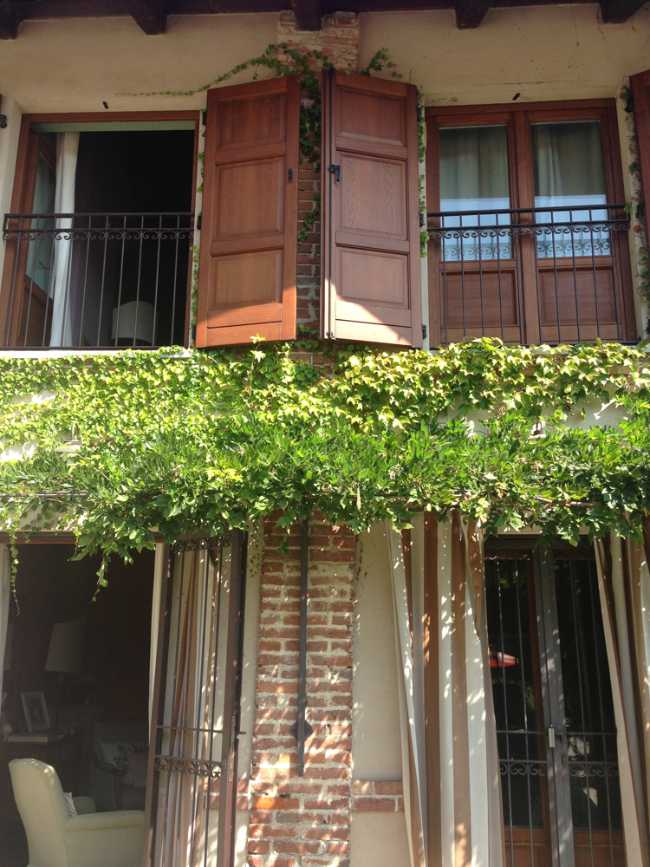 Ex cascinale con verde rampicante