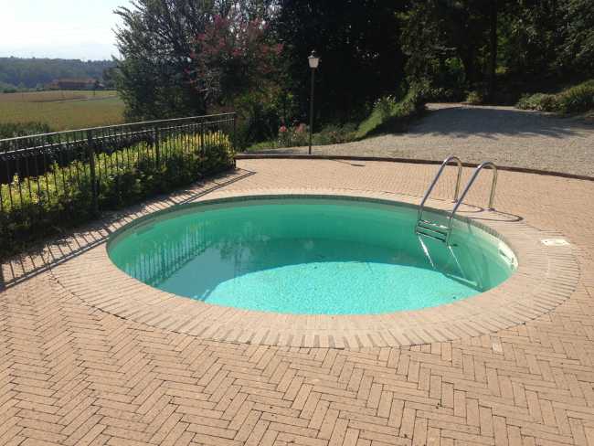 Piscina rotonda di un ex cascinale