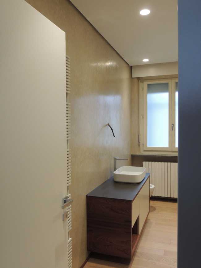 Sala da bagno e intonacatura impermeabile tecnica del Tadelakt