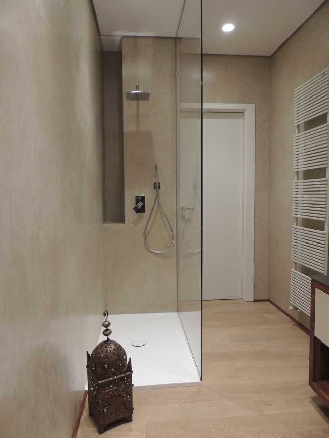 Sala da bagno e intonacatura impermeabile tecnica del Tadelakt
