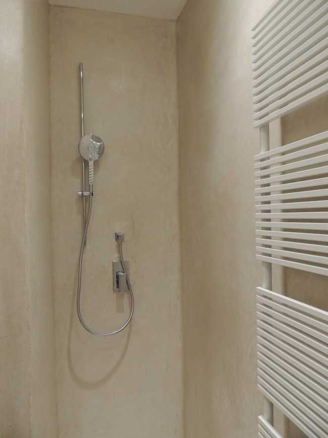 Sala da bagno e intonacatura impermeabile tecnica del Tadelakt