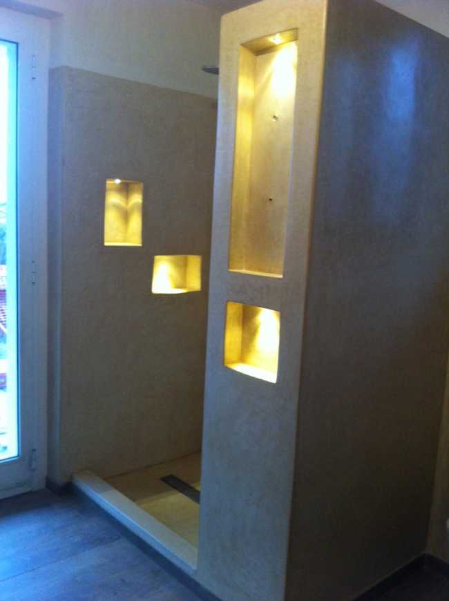 Sala da bagno e intonacatura impermeabile tecnica del Tadelakt