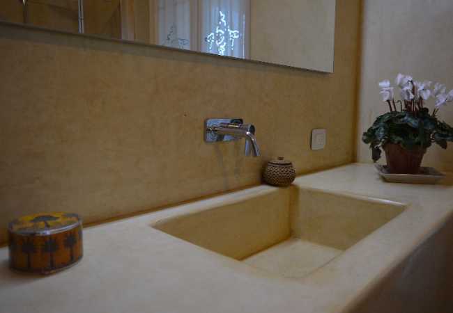 Sala da bagno e intonacatura impermeabile tecnica del Tadelakt