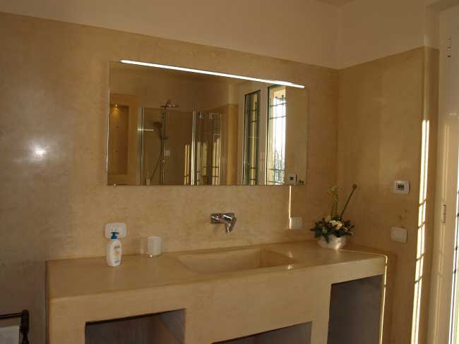 Sala da bagno e intonacatura impermeabile tecnica del Tadelakt