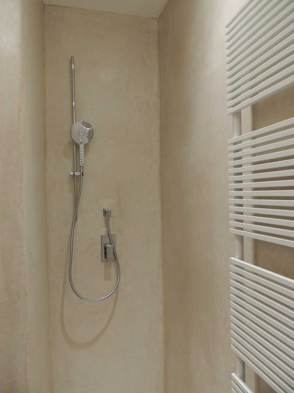 Sala da bagno e intonacatura impermeabile tecnica del Tadelakt