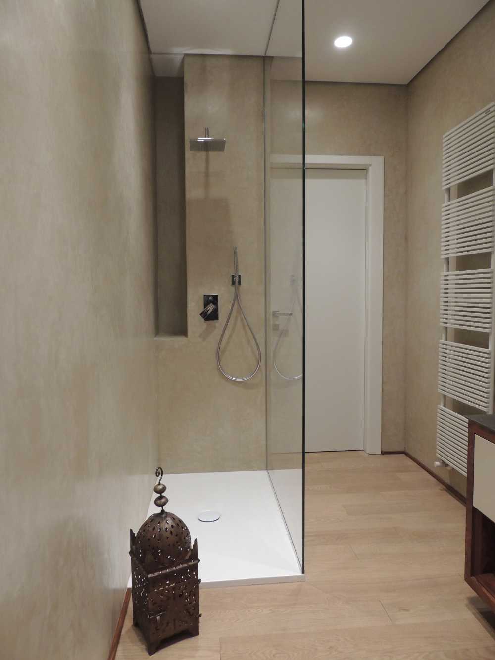 Sala da bagno e intonacatura impermeabile tecnica del Tadelakt