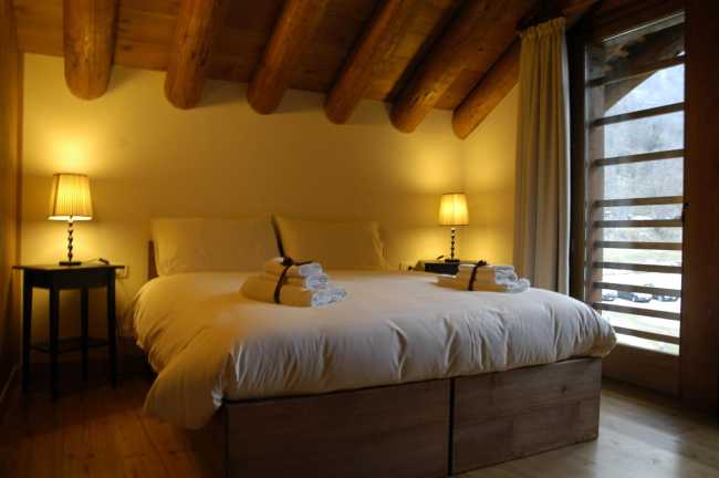 Camera da letto resort con soffitto dalle travi in legno