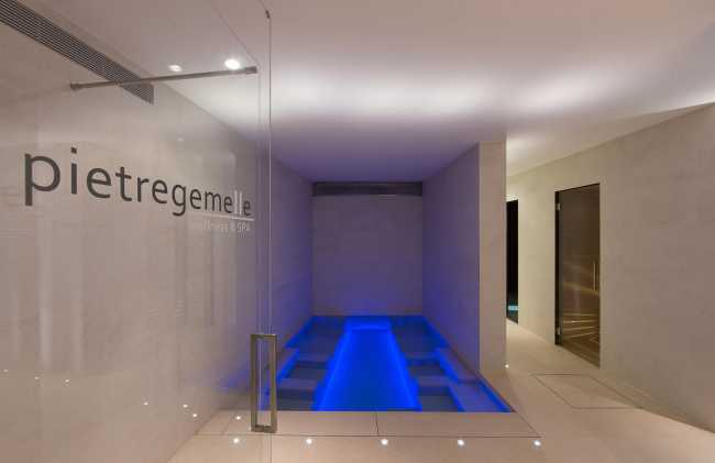 Piscina dai colori blu in un resort